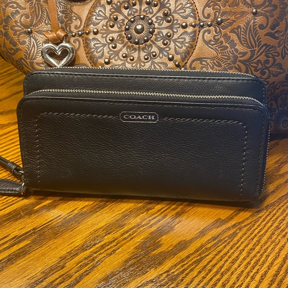 Coach Darcy Leather Accordion Wristlet Black Wallet - Picture 1 of 13